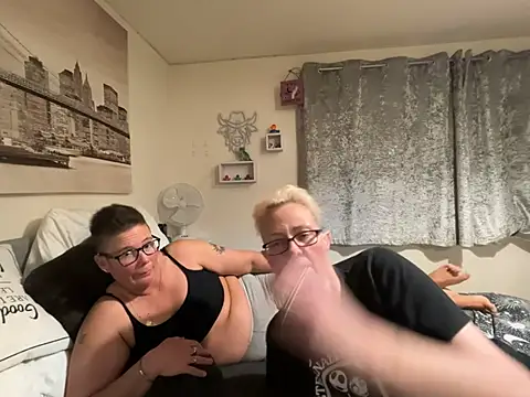 Curvy-Jinx Live XXX-chat