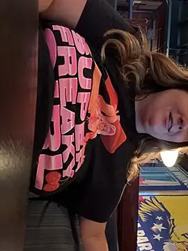 BigMama6969 - Flash titties in open bar or parking lot
