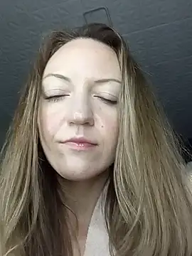 KattyLuuu – Naživo XXX chat