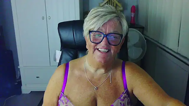 BridgetBlueEyes' Live XXX Chat