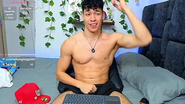 Luke_Muscle élő XXX-chatje