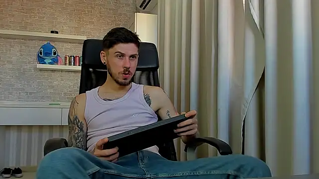 JonahShaw Chat XXX in diretta