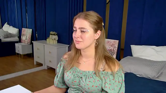 EllaBells' Live XXX Chat