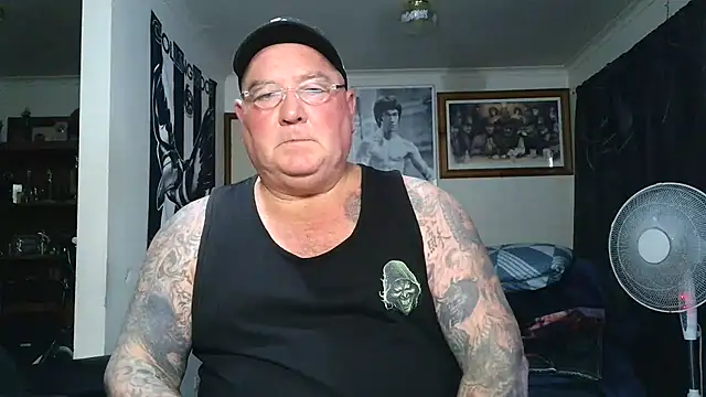 KINKYBLUEYES69's Live XXX Chat