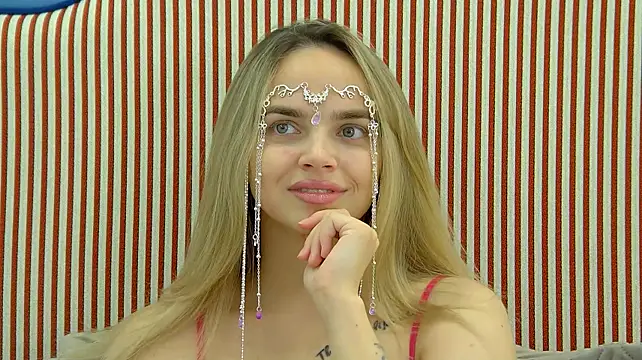AnitaVenture Adlı Modelin Canlı XXX Sohbeti