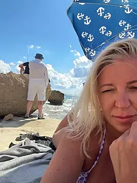 TUNDEROSE1 - Boobs playing each other