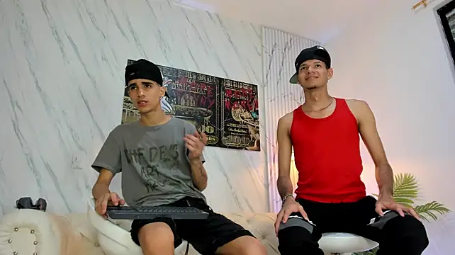צ'אט XXX בשידור חי של COOL_BOYS2