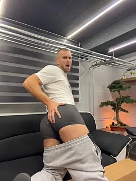 Johnytrain XXX чат на живо
