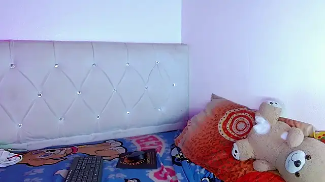 Angel_foxc13 élő XXX-chatje