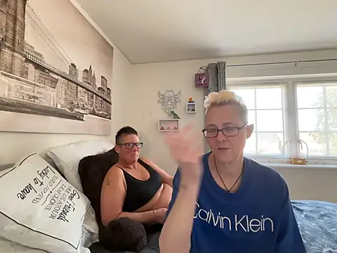 Curvy-Jinx's Live XXX Chat