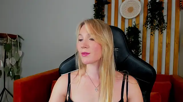 Chat +18 de ElaraVoltage ao vivo