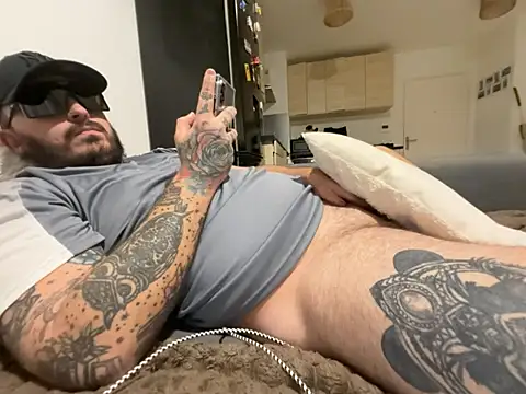 Živý XXX chat MrBearTattooX
