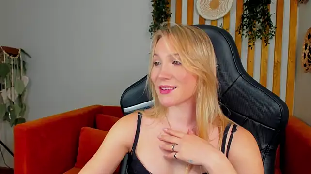 ElaraVoltage's Live XXX Chat