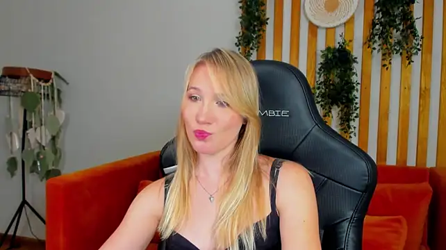 XXX chat uživo modela ElaraVoltage