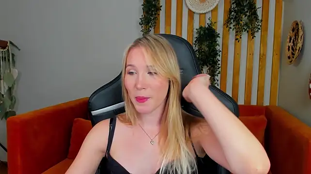 ElaraVoltage's Live XXX Chat