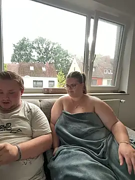 CurvyPaar2 XXX чат на живо