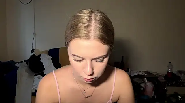 HoneysPiee's Live XXX Chat