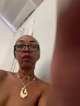 Chat +18 de Ladyzee25 ao vivo