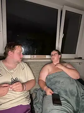 CurvyPaar2 live XXX chat