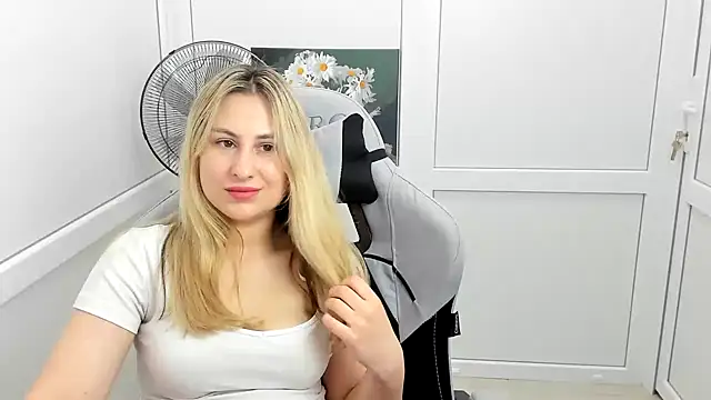 צ'אט XXX בשידור חי של MissLunariaa