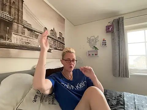 Curvy-Jinx Live XXX-chat