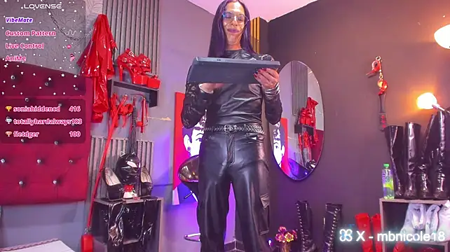 MissNicoleSds' Webcam Show