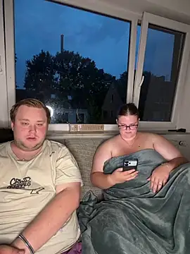 CurvyPaar2 live XXX chat