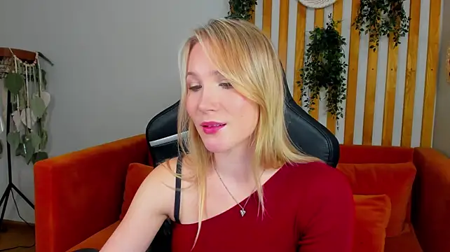 ElaraVoltage's Live XXX Chat