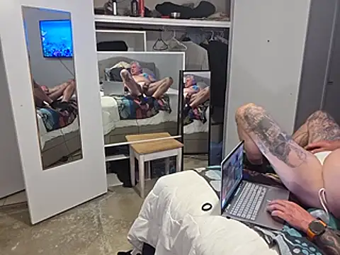 Pokazy przed kamerką – Handsolo_porn