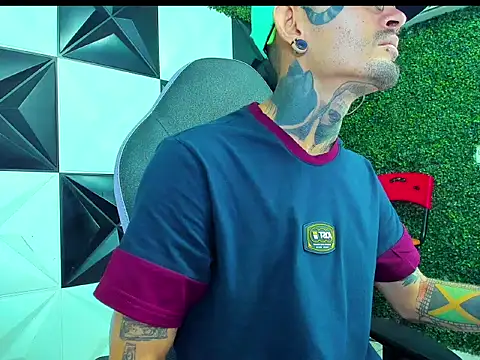 Boy_tatto77 élő XXX-chatje