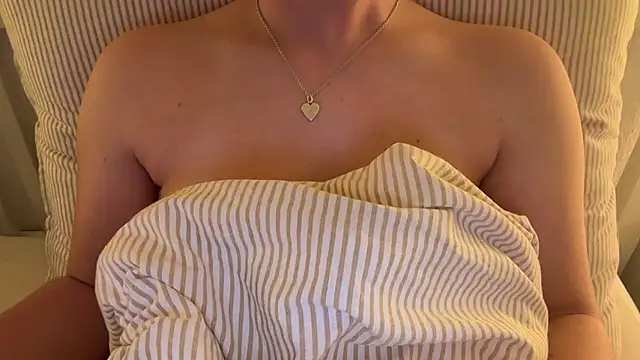Lucyschickt - dildo fuck