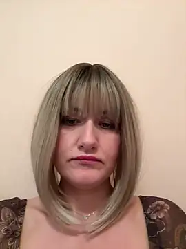 LunaFoxs Adlı Modelin Canlı XXX Sohbeti