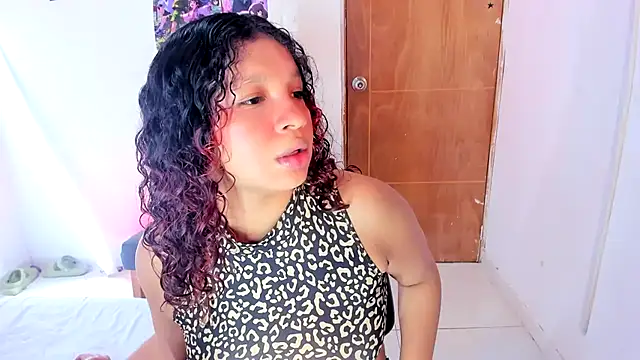 Emily_Coper18 Adlı Modelin Canlı XXX Sohbeti
