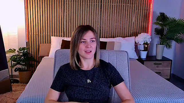 EmeraldGlow live XXX chat