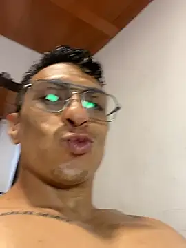 צ'אט XXX בשידור חי של ApoloCruz