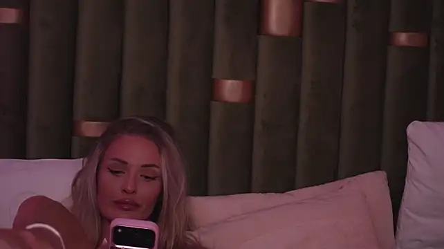 AmeliaAngel Adlı Modelin Canlı XXX Sohbeti