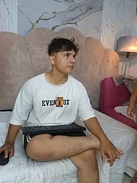 ParejaCurvy20 live XXX chat