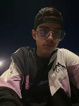 Andres_boy252 Adlı Modelin Canlı XXX Sohbeti