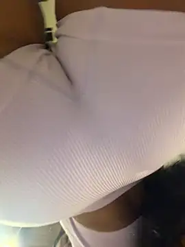 Elara_Luxe Adlı Modelin Canlı XXX Sohbeti