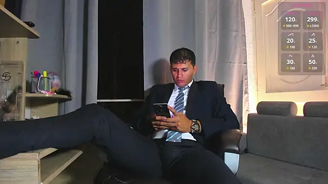 Hideintheoffice live XXX chat