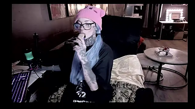 bambitatted élő XXX-chatje