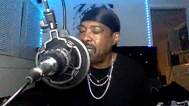 BigDaddyDy élő XXX-chatje