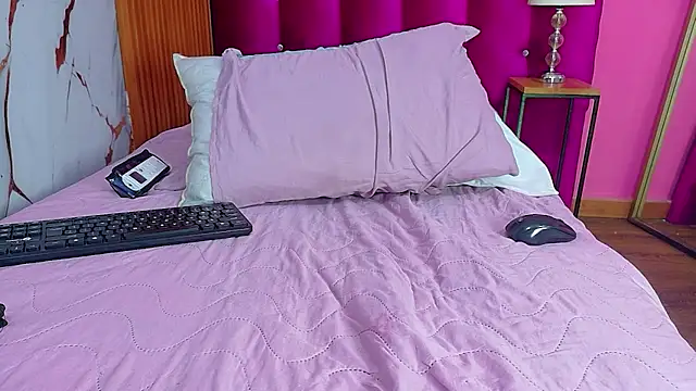 XXX chat uživo modela littleebonymommy