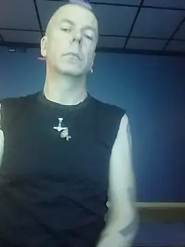 XXX chat uživo modela SHARPSkinhead