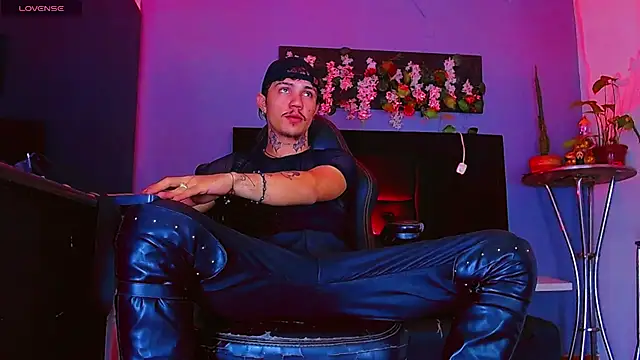 HannibalLester Live XXX-Chat
