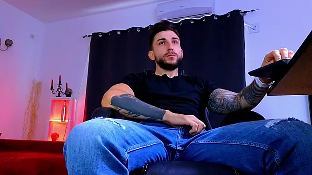 MightyAaron66 Adlı Modelin Canlı XXX Sohbeti