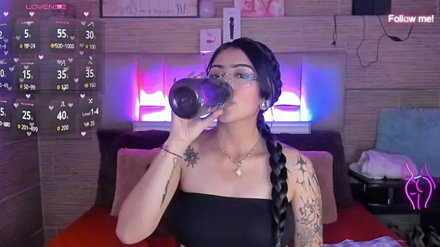 XXX chat uživo modela mia_devine_