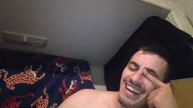 צ'אט XXX בשידור חי של luverrboyy