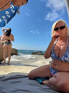 TUNDEROSE1 - Touch stranger me boobs
