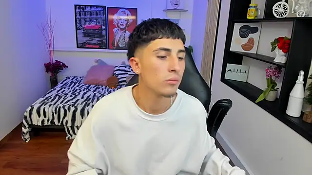 Benji23_n Live XXX chat